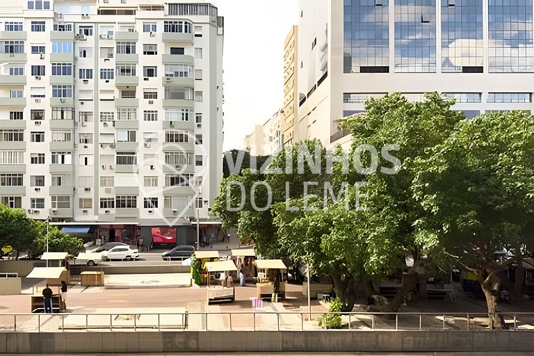 Na beira da praia com vista lateral para o mar