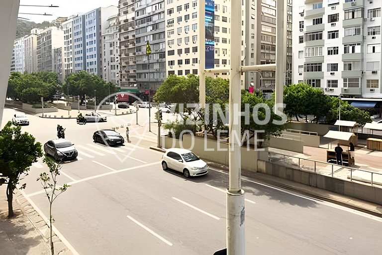 Na beira da praia com vista lateral para o mar