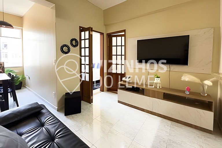 Quarto e sala confortável e muito bem localizado