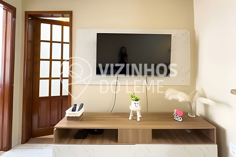 Quarto e sala confortável e muito bem localizado