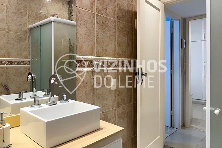 3 Quartos com vista parcial para o mar do Leme